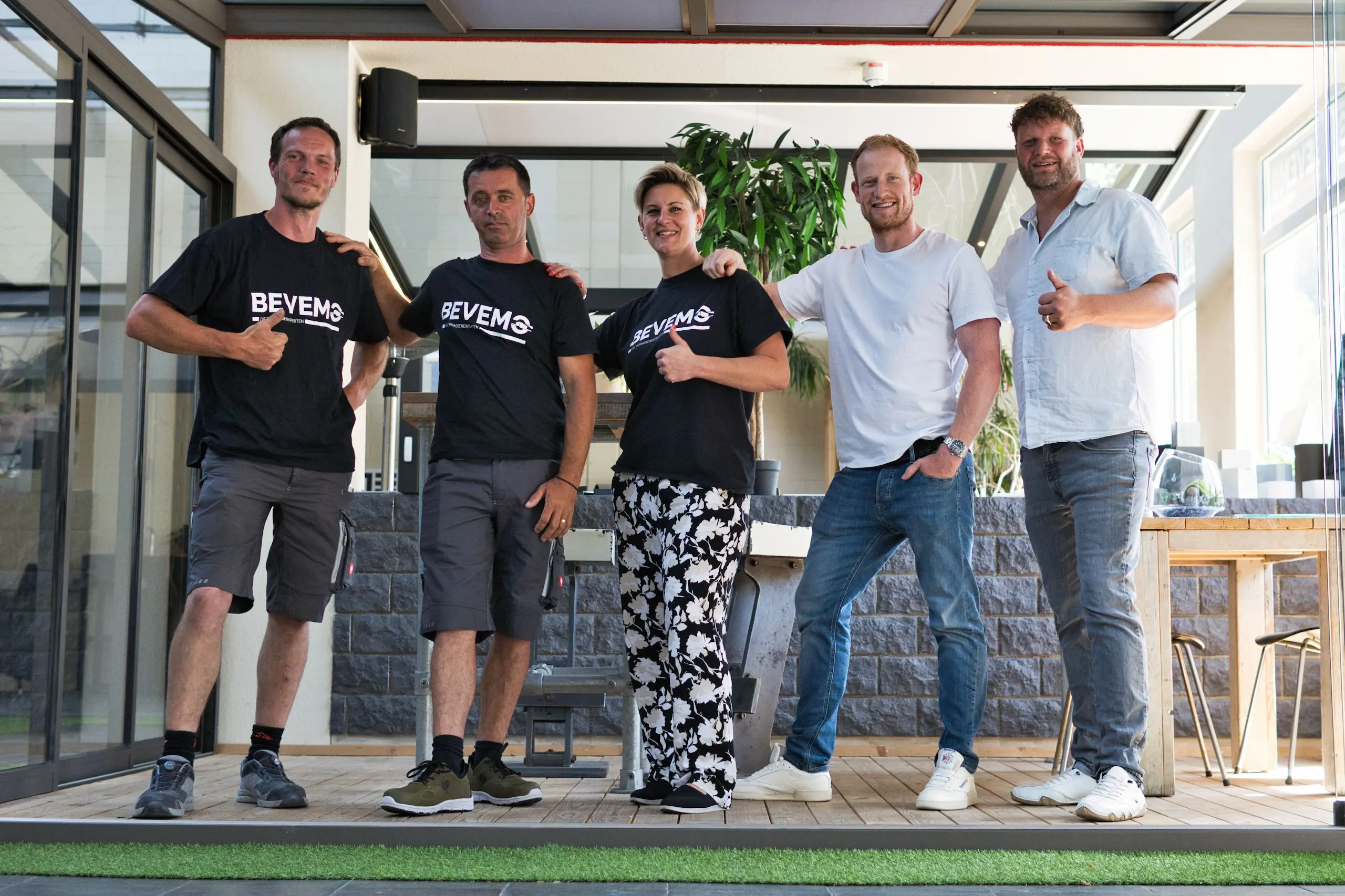 Das BEVEMO-Team vor der Ausstellung