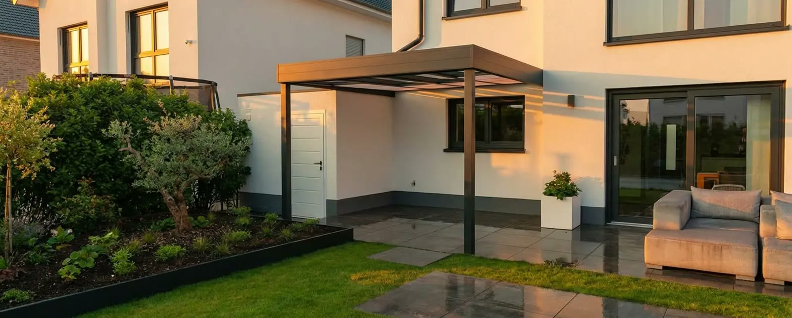 Kompaktes Terrassendach mit Plissee-Beschattung